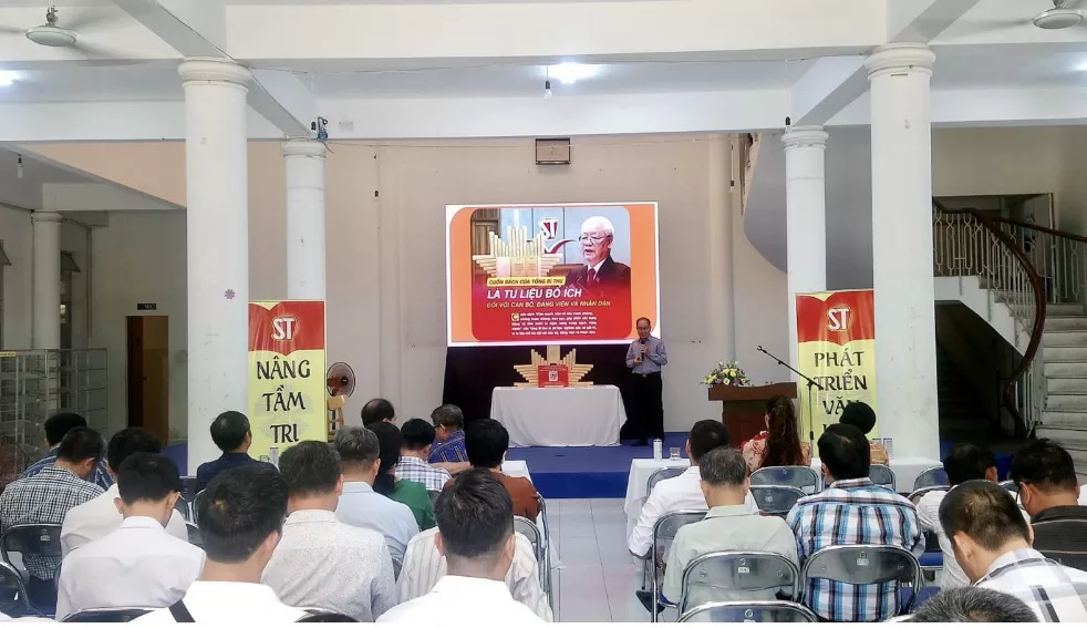 Lãnh đạo VIHC giới thiệu sách của Tổng Bí thư Nguyễn Phú Trọng tại Khánh Hòa