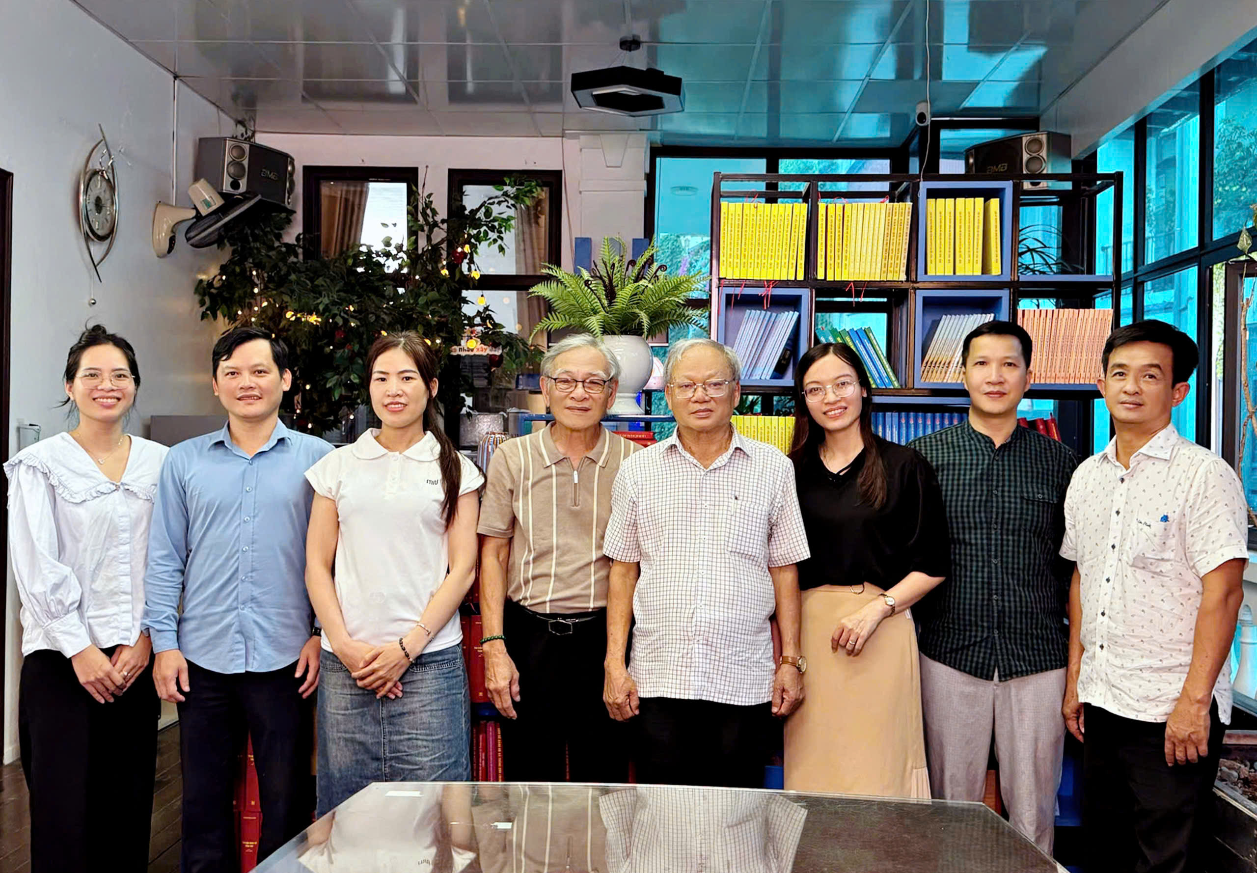Đại tá, PGS.TS Hồ Sơn Đài và các nhà khoa học tỉnh Đồng Nai đến thăm, làm việc với Viện Nghiên cứu Lịch sử và Văn hóa Việt